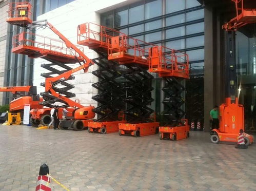 武汉垂直升降机租赁服务 鑫弘升设备租赁专业解析